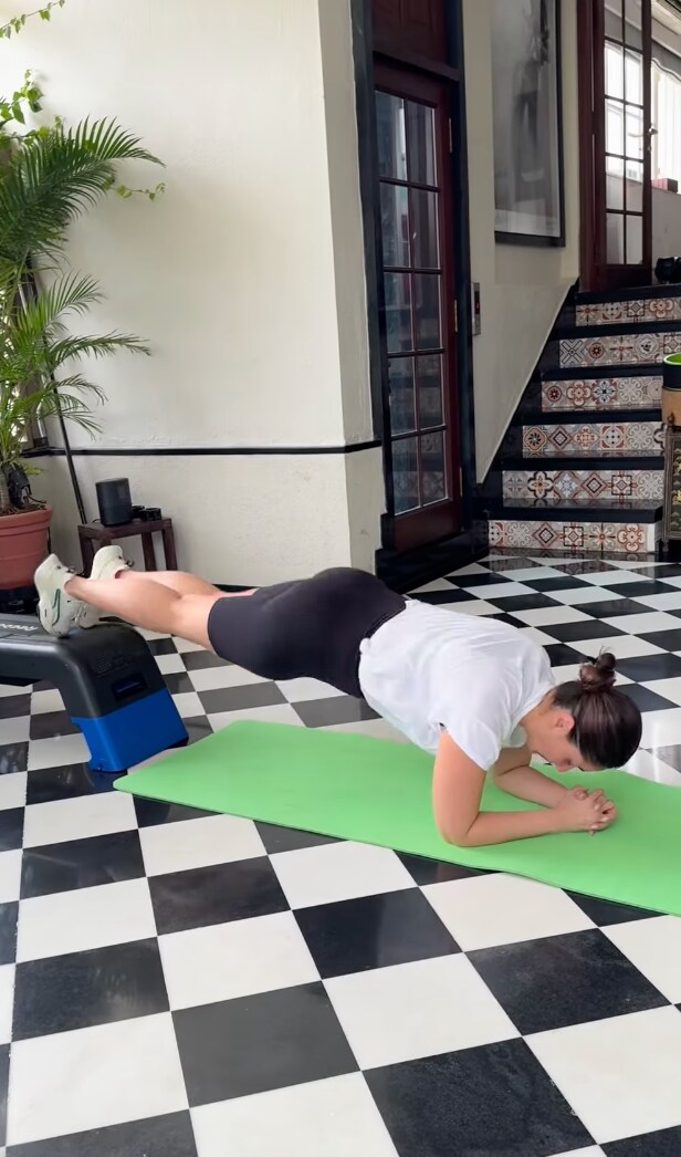 Kareena Kapoor Khan’s Latest Core Workout Is The Gym Motivation You Needed